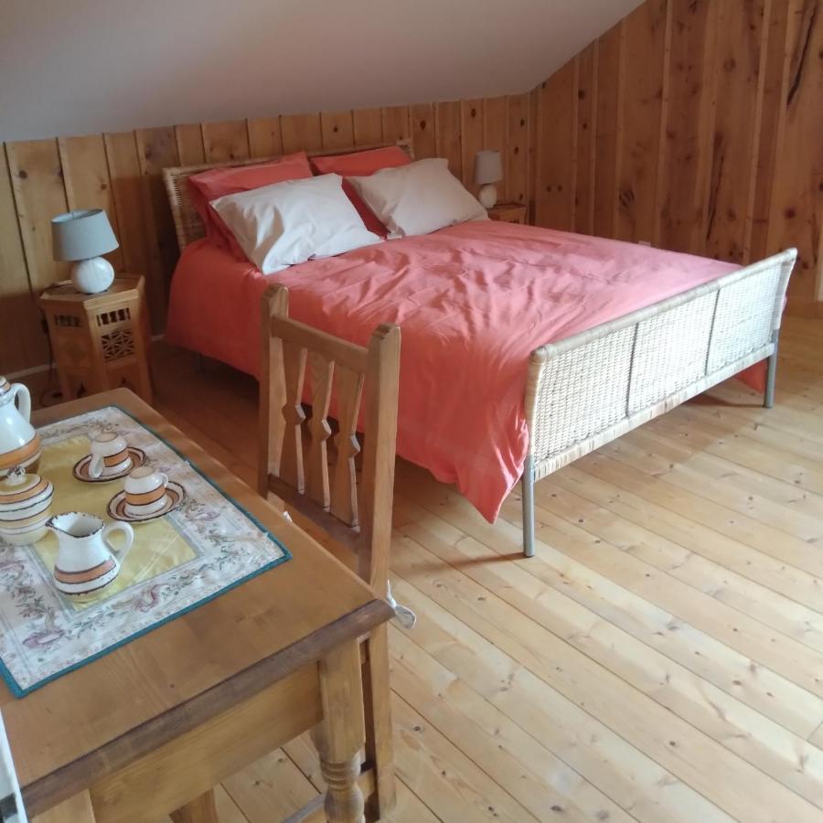 Les Dames De La Saugiat Bed & Breakfast Le Fied Bagian luar foto