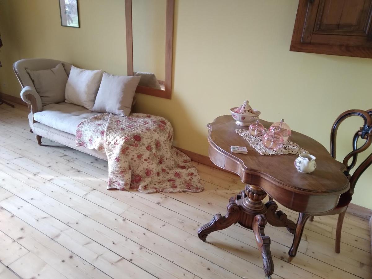 Les Dames De La Saugiat Bed & Breakfast Le Fied Bagian luar foto